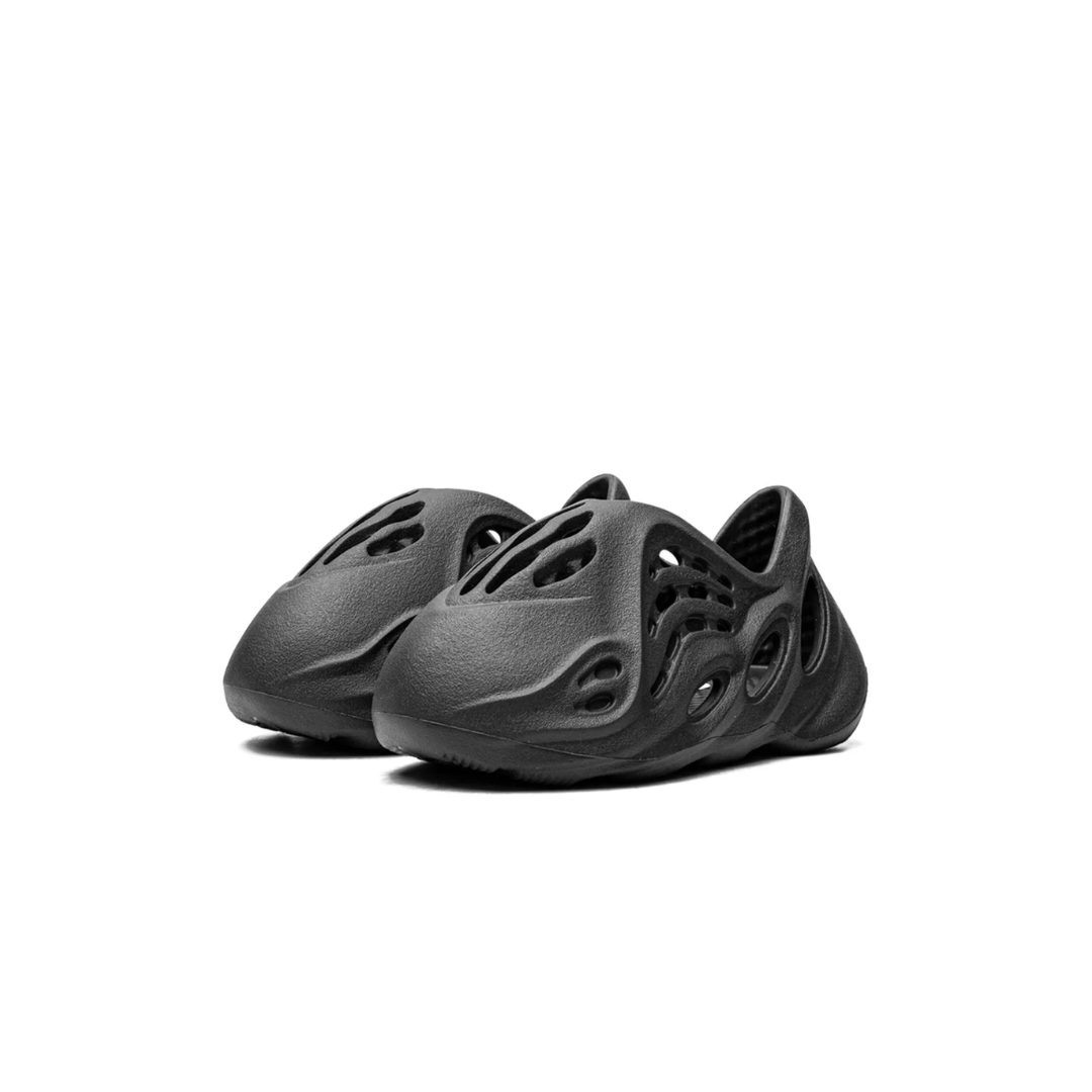 Yeezy Foam RNNR Onyx (Kids) front