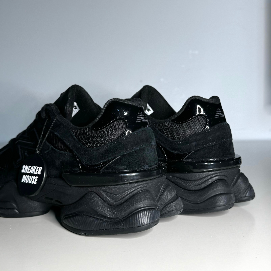 New Balance 9060 Triple Black Patent achteraanzicht